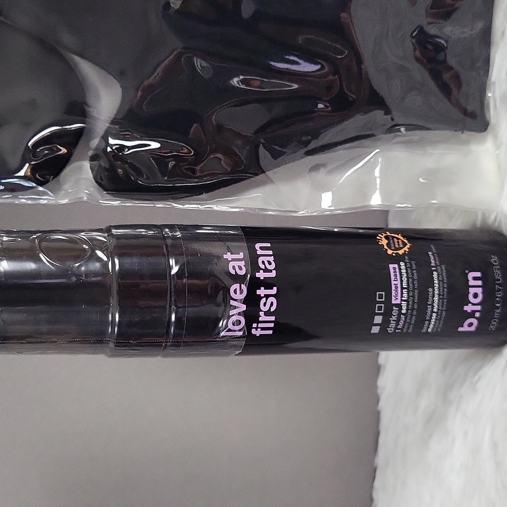 b.tan Love At First Tan Darker Violet Base 1 Hr Self Tanner w/ Hand Mitt, NEW - Picture 2 of 5